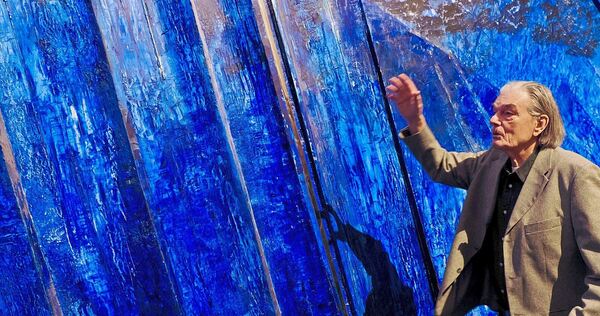 Künstler Ernst Günter Herrmann vor seinem „Stuccolustro“-Relief am Eisernen Vorhang des Ludwigsburger Forums. Künstler Ernst Günter Herrmann vor seinem „Stuccolustro“-Relief am Eisernen Vorhang des Ludwigsburger Forums.