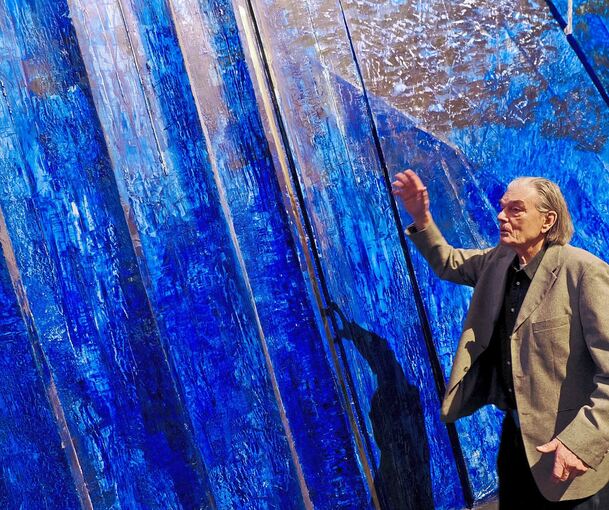 Künstler Ernst Günter Herrmann vor seinem „Stuccolustro“-Relief am Eisernen Vorhang des Ludwigsburger Forums.