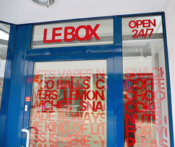 In der Seestraße, die zum Flanieren und Shoppen einladen soll, sind in einem Ladenlokal Automaten für Snacks und Getränke aufgestellt worden. Die Stadt Ludwigsburg ist wenig begeistert.