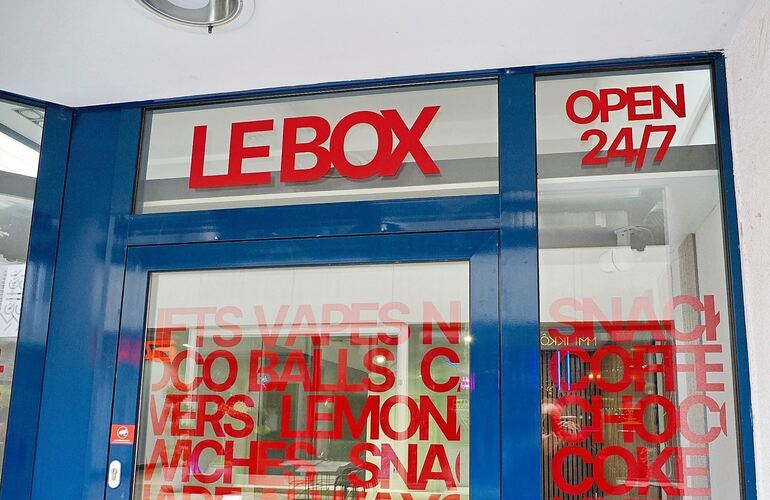 In der Seestraße, die zum Flanieren und Shoppen einladen soll, sind in einem Ladenlokal Automaten für Snacks und Getränke aufges In der Seestraße, die zum Flanieren und Shoppen einladen soll, sind in einem Ladenlokal Automaten für Snacks und Getränke aufgestellt worden. Die Stadt Ludwigsburg ist wenig begeistert.