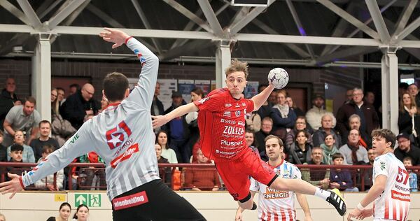 Torgefährlicher Rechtsaußen: Nico Bacani (rechts), hier beim Rixespiel zwischen der SG BBM und Fivers WAT Margareten beim Wurf. Torgefährlicher Rechtsaußen: Nico Bacani (rechts), hier beim Rixespiel zwischen der SG BBM und Fivers WAT Margareten beim Wurf.