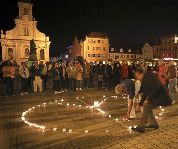 Auch am Dienstag soll wieder ein Friedenszeichen mit Kerzen gestaltet werden. Auch am Dienstag soll wieder ein Friedenszeichen mit Kerzen gestaltet werden.