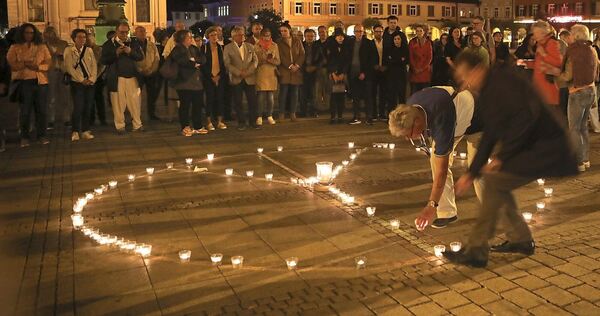 Auch am Dienstag soll wieder ein Friedenszeichen mit Kerzen gestaltet werden. Auch am Dienstag soll wieder ein Friedenszeichen mit Kerzen gestaltet werden.