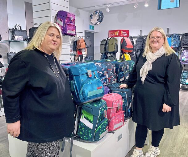 Sandra Hölzel (links) und ihre Tochter beraten Eltern beim Schulranzenkauf in ihrem Geschäft „Koffer und Tasche“ in Bietigheim-Bissingen.