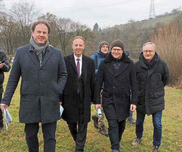 Gemeinsam in den Zugwiesen unterwegs: Oberbürgermeister Matthias Knecht, Bundestagsabgeordneter Macit Karaahmetoglu, Umweltminister Carsten Schneider und Andreas Stoch, der SPD-Spitzenkandidat für den Landtag (von links).