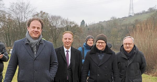 Gemeinsam in den Zugwiesen unterwegs: Oberbürgermeister Matthias Knecht, Bundestagsabgeordneter Macit Karaahmetoglu, Umweltminis Gemeinsam in den Zugwiesen unterwegs: Oberbürgermeister Matthias Knecht, Bundestagsabgeordneter Macit Karaahmetoglu, Umweltminister Carsten Schneider und Andreas Stoch, der SPD-Spitzenkandidat für den Landtag (von links).