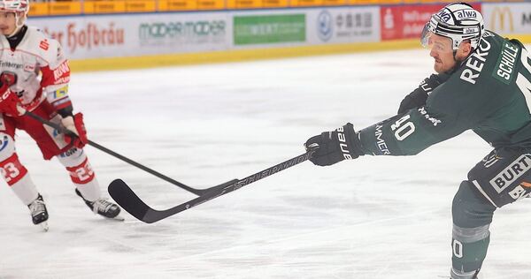 Tim Schüle (rechts) – hier vom Eispirat Tim McGauley nur zaghaft attackiert – verteidigt auch in der neuen Saison für die Steele Tim Schüle (rechts) – hier vom Eispirat Tim McGauley nur zaghaft attackiert – verteidigt auch in der neuen Saison für die Steelers.