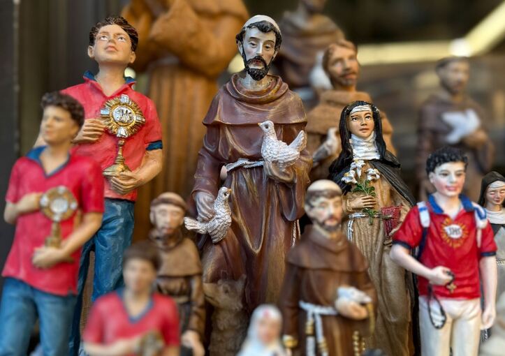 Die Heiligen im Souvenirshop: Carlo Acutis und Franz von Assisi