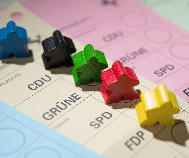 Die sechs Direktkandidatinnen und -kandidaten aus den drei Wahlkreisen des Landkreises Ludwigsburg kommen zu den drei Podiumsdiskussionen der LKZ.