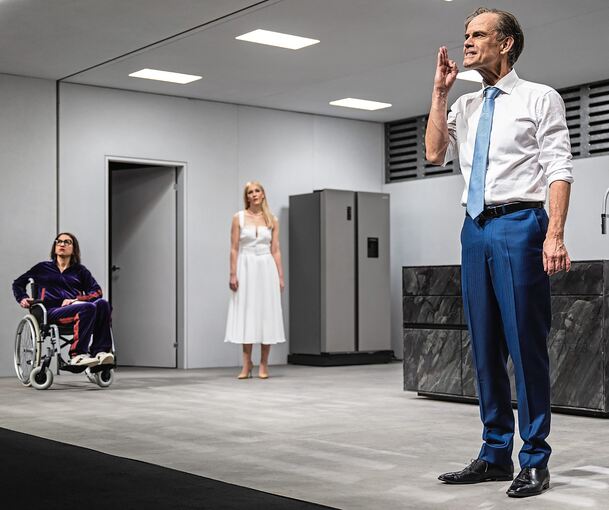 Szene aus dem Stück „Vor dem Ruhestand“: Therese Dörr (Clara), Katharina Hauter (Vera) und Matthias Leja (Rudolf Höller).