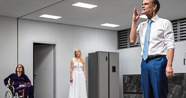 Szene aus dem Stück „Vor dem Ruhestand“: Therese Dörr (Clara), Katharina Hauter (Vera) und Matthias Leja (Rudolf Höller).