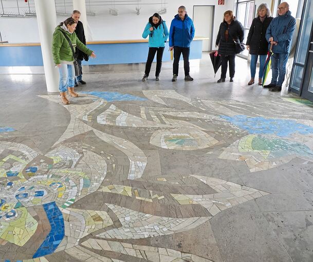 In der Stadthalle Alte Kelter wird ein Bodenmosaik des Künstlerehepaars Fred und Annelies Stelzig besichtigt.