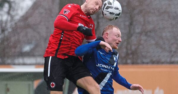 Kampfgeist gefragt: Max Stumm (FSV 08, rechts) stemmt sich Göppingens Kevin Dicklhuber entgegen.