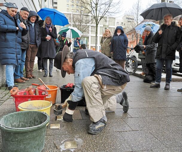 Gunter Demnig verlegt am Samstag in der Marstallstraße den Stolperstein für Dr. Ludwig Elsas.