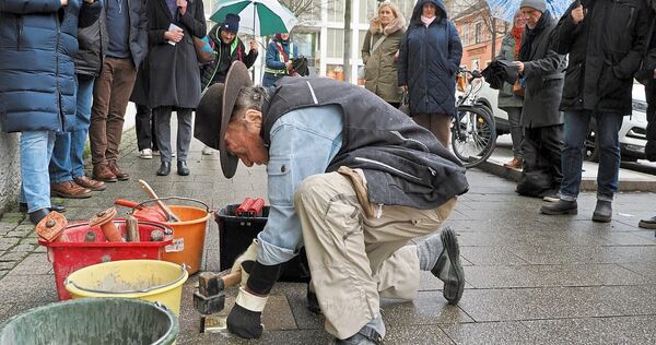 Gunter Demnig verlegt am Samstag in der Marstallstraße den Stolperstein für Dr. Ludwig Elsas.
