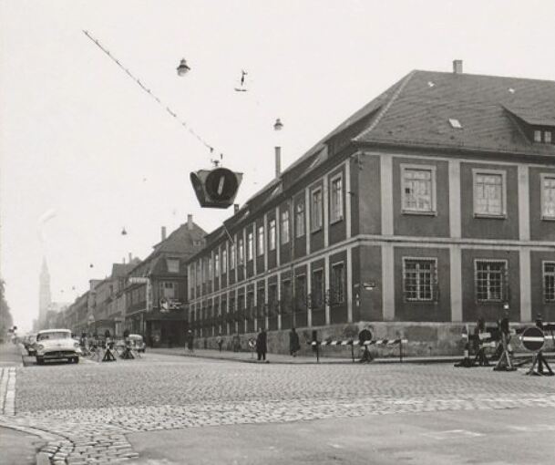 Ab Dezember 1950 hängt über der Sternkreuzung eine Heuer-Ampel und regelt den Verkehr.