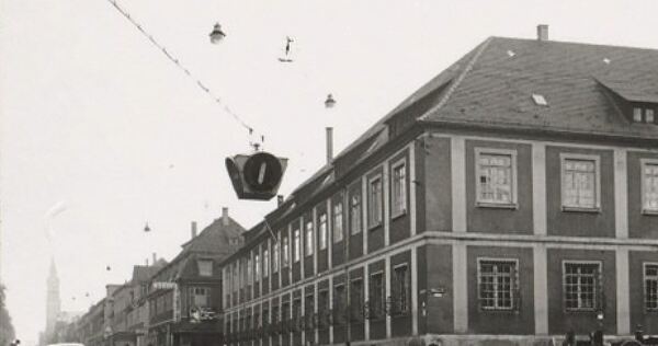 Ab Dezember 1950 hängt über der Sternkreuzung eine Heuer-Ampel und regelt den Verkehr.