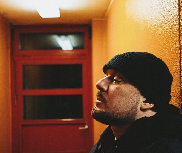 Hier steht er nachdenklich in einem Hausflur: Kool Savas.