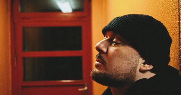 Hier steht er nachdenklich in einem Hausflur: Kool Savas.