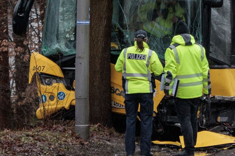 Zwölf Verletzt bei Busunfall in Berlin Zwölf Verletzt bei Busunfall in Berlin