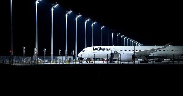 Ein Flugzeug der Lufthansa steht am Flughafen München
