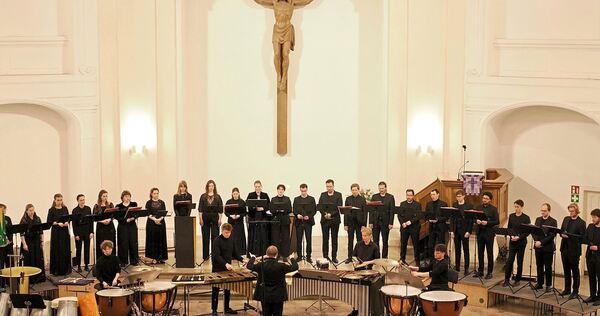 Das Konzert des Collegium Vocale Stuttgart für Vokalensemble und Percussion in der Ludwigsburger Stadtkirche.