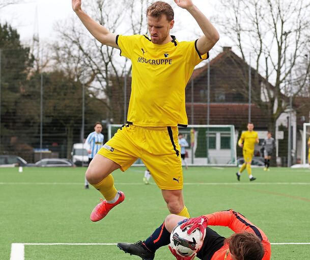 Dieses Mal nicht: Schwieberdingens Keeper Tim Wenzel ist vor Lionel Schmidt am Ball.