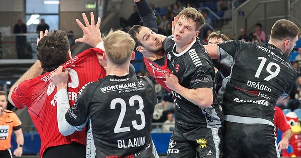 Kaum ein Durchkommen für Dominik Claus (rot, Mitte) und die SG BBM Bietigheim.