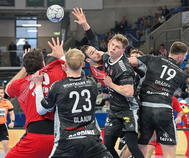 Kaum ein Durchkommen für Dominik Claus (rot, Mitte) und die SG BBM Bietigheim.