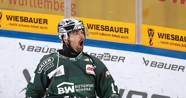 Nicht aufzuhalten: Marek Racuk erzielt in Weiden seinen nächsten Dreierpack.