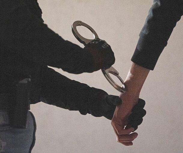 Noch in der Nacht werden zwei Männer festgenommen.