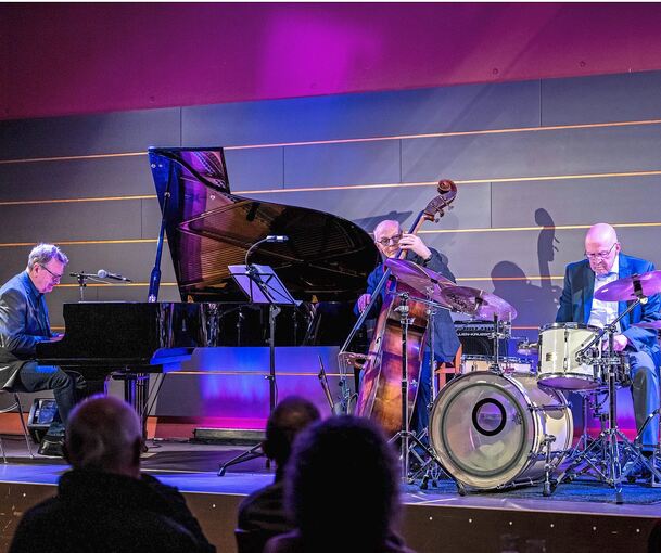 Siegfried Liebl (Klavier), Bassist Andreas Scheer und Schlagzeuger Wolfgang Schürmann treten schon seit vielen Jahren gemeinsam auf.