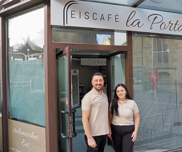 Noch sind die Fenster zugeklebt, aber ab dem 28. Februar hat das Eiscafé La Porta in der Marbacher Marktstraße wieder geöffnet. Berat und Alejna Selimi sind die neuen Betreiber.