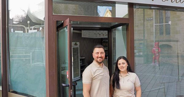 Noch sind die Fenster zugeklebt, aber ab dem 28. Februar hat das Eiscafé La Porta in der Marbacher Marktstraße wieder geöffnet. Berat und Alejna Selimi sind die neuen Betreiber.