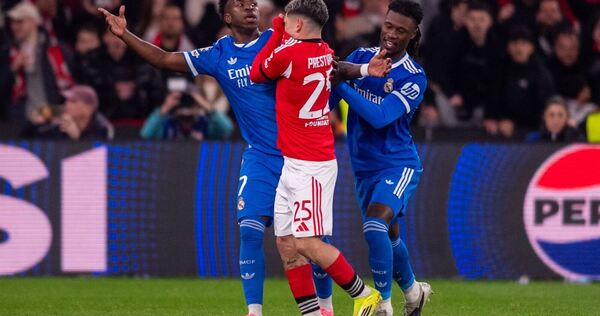 Vinicius Junior (l) und  Gianluca Prestianni (M)