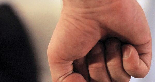 Jugendliche prügeln auf einen 17-Jährigen ein.