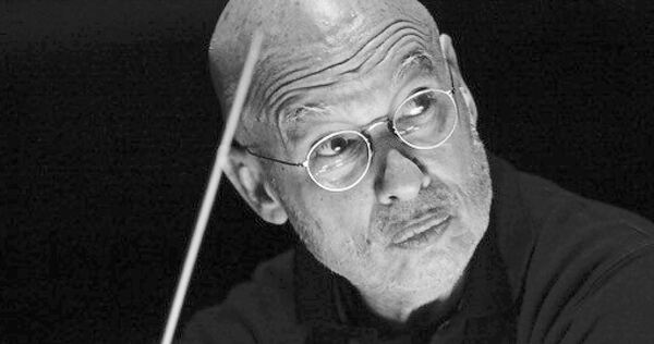 Als Gastdirigent am Pult: Dennis Russell Davies.