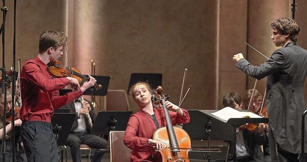 Ungemein vital musizierte Dialoge: Till und Clara Stümke mit Dirigent Patrick Giesel und dem Süddeutschen Sinfonieorchester.