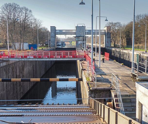 Neckarschleuse in Pleidelsheim: Für 135 Meter lange Schiffe ist hier aktuell kein Platz.
