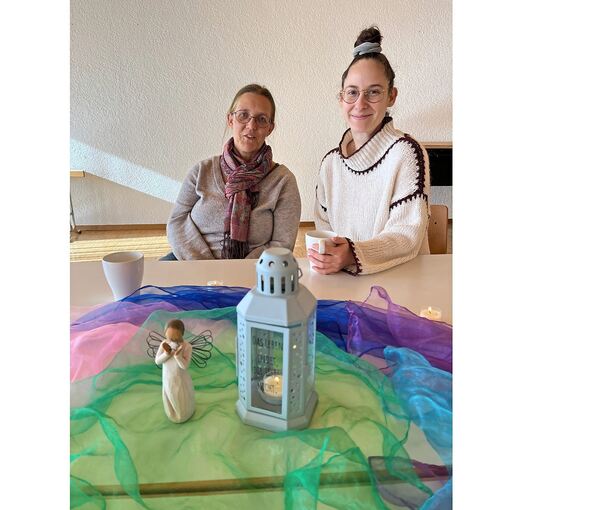 Hebamme Bettina Dengler und Sternenmama Adriana Lesch laden Angehörige von Sternenkindern zum Café Himmelskinder in Asperg ein.