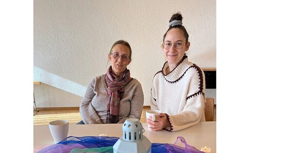 Hebamme Bettina Dengler und Sternenmama Adriana Lesch laden Angehörige von Sternenkindern zum Café Himmelskinder in Asperg ein.