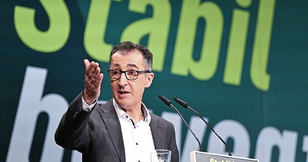 Landesväterlich, aber meinungsstark: Cem Özdemir profiliert sich als starker Spitzenkandidat. Hier spricht er beim Landesparteitag der Grünen in Ludwigsburg im Dezember 2025.