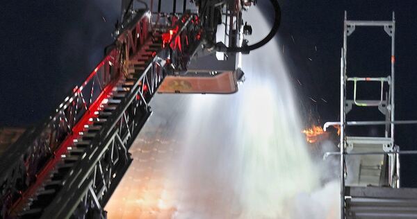Ein Dachstuhlbrand in Gerlingen verlief dank dem schnellen Einsatz der Feuerwehren Gerlingen und Ditzingen am Montagabend glimpf Ein Dachstuhlbrand in Gerlingen verlief dank dem schnellen Einsatz der Feuerwehren Gerlingen und Ditzingen am Montagabend glimpflich.