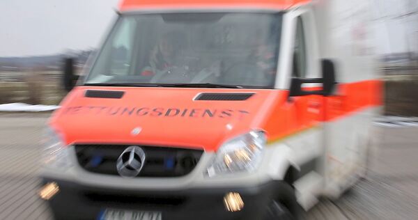 Der 43-Jährige wurde vom Rettungsdienst mit leichten Verletzungen in ein Krankenhaus gebracht.