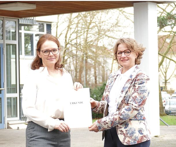 Kristina Klammt (rechts), zuständige Referentin am Regierungspräsidium Stuttgart, überreicht Barbara Fink (links) das Bestellungsschreiben von Kultusministerin Theresa Schopper.