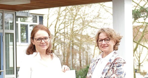 Kristina Klammt (rechts), zuständige Referentin am Regierungspräsidium Stuttgart, überreicht Barbara Fink (links) das Bestellungsschreiben von Kultusministerin Theresa Schopper.