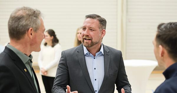 Man kennt ihn: Günther Pilz bei der Kandidatenvorstellung in der Gemeindehalle.