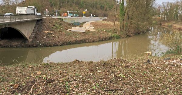 Bäume und Gebüsch sind am Murrufer bereits in Vorbereitung auf den Bau der neuen Brücke gefällt worden. Der Neubau soll im Sommer beginnen und 75 Tage dauern.