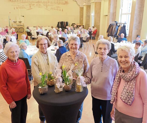 Bei dem Treffen im Ratskeller werden vier Frauen geehrt, die von Anfang an dabei sind: (von links) Waltraud Nägele (94) aus Oßweil, Gisela Jordan (86) aus Ludwigsburg, Marga Winter (79) aus Zell unter Aichelberg sowie Gretel Kondor (90) aus Asperg. D