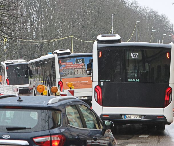 Wer pünktlich kommen will, sollte die Großbaustelle Sternkreuzung großräumig umfahren. Den Busfahrern bleibt keine andere Wahl, sie müssen mitten durch die Baustelle.